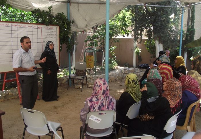 الحياة والامل تنظم ورشة عمل لإعداد بطاقات التقييم المجتمعي