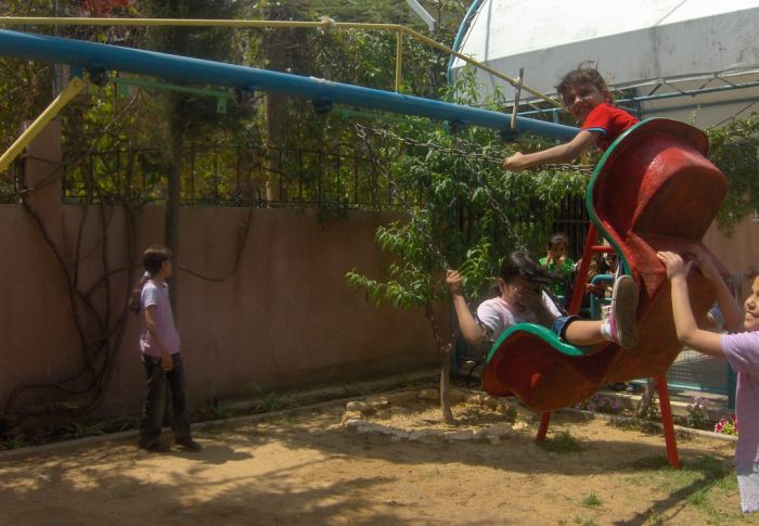 مشروع ساحات اللعب الآمنة للأطفال
