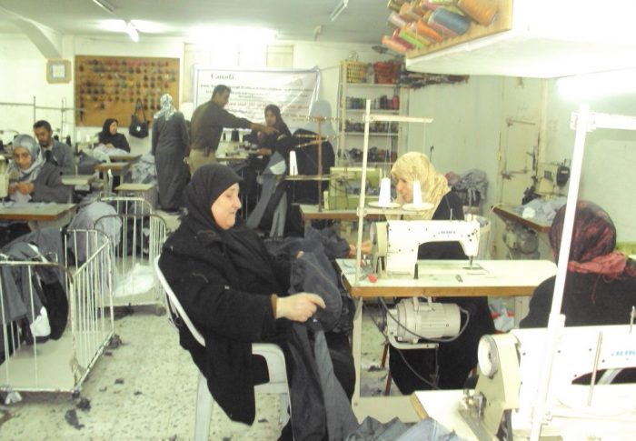 العمل مقابل المال لإنتاج زي مدرسي لطلاب المدارس