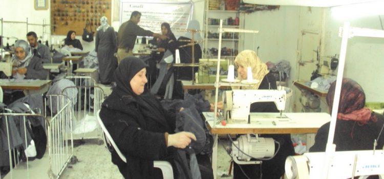 العمل مقابل المال لإنتاج زي مدرسي لطلاب المدارس